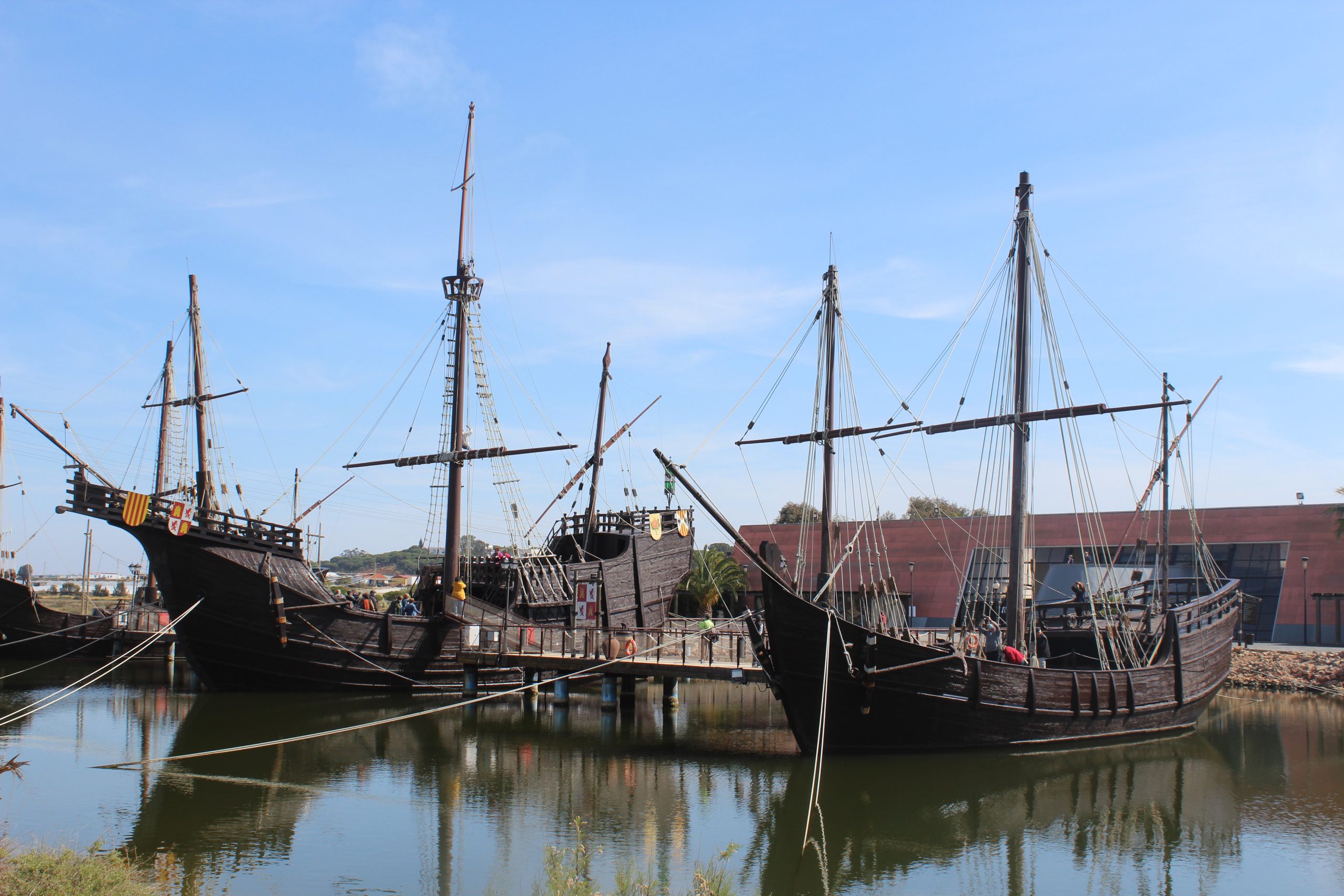Mit dem Camper Van beim Kolumbus Museum in Huelva