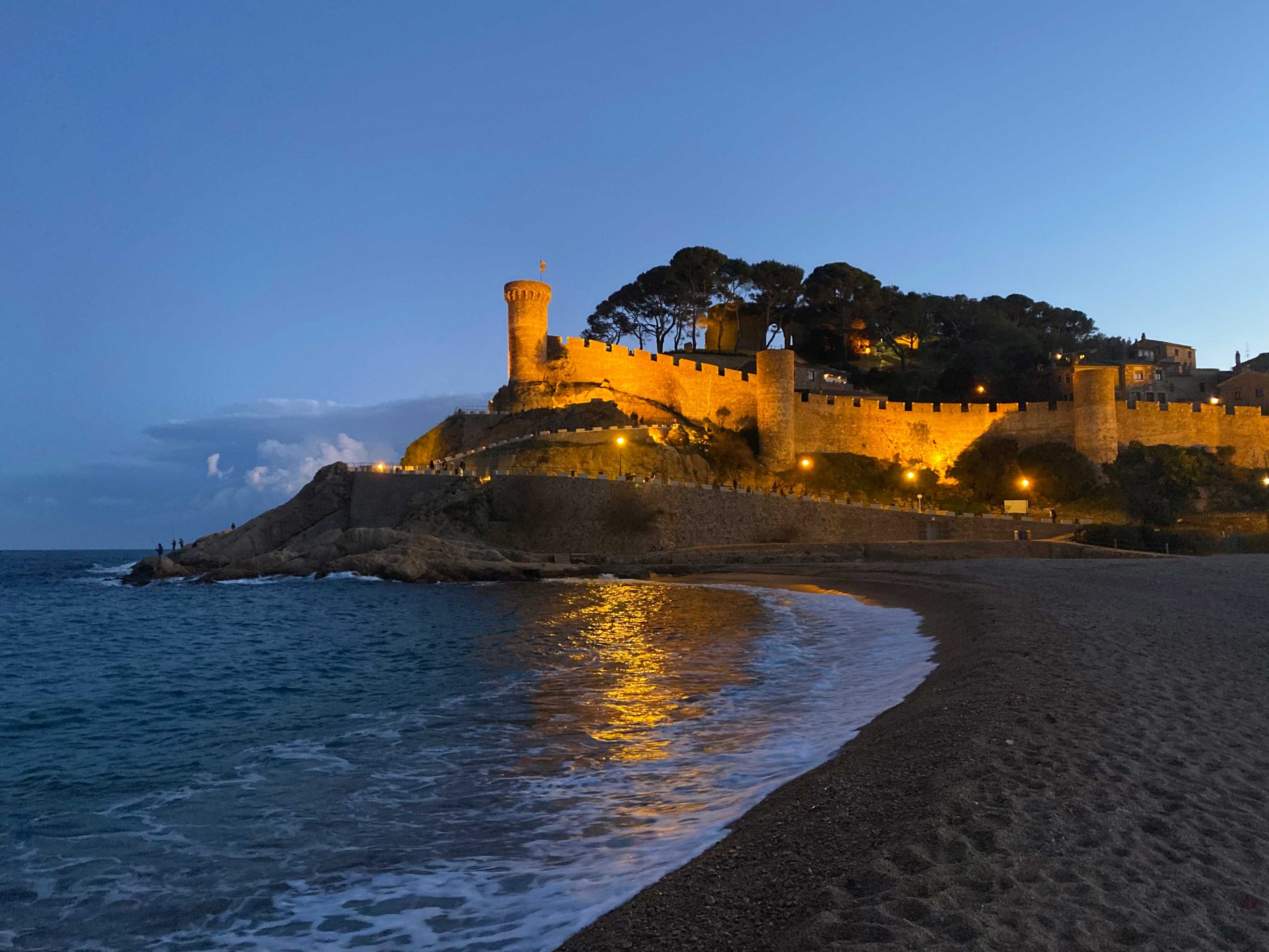 Mit dem Camper Van bei der Burg von Torre de Mar in Katalonien