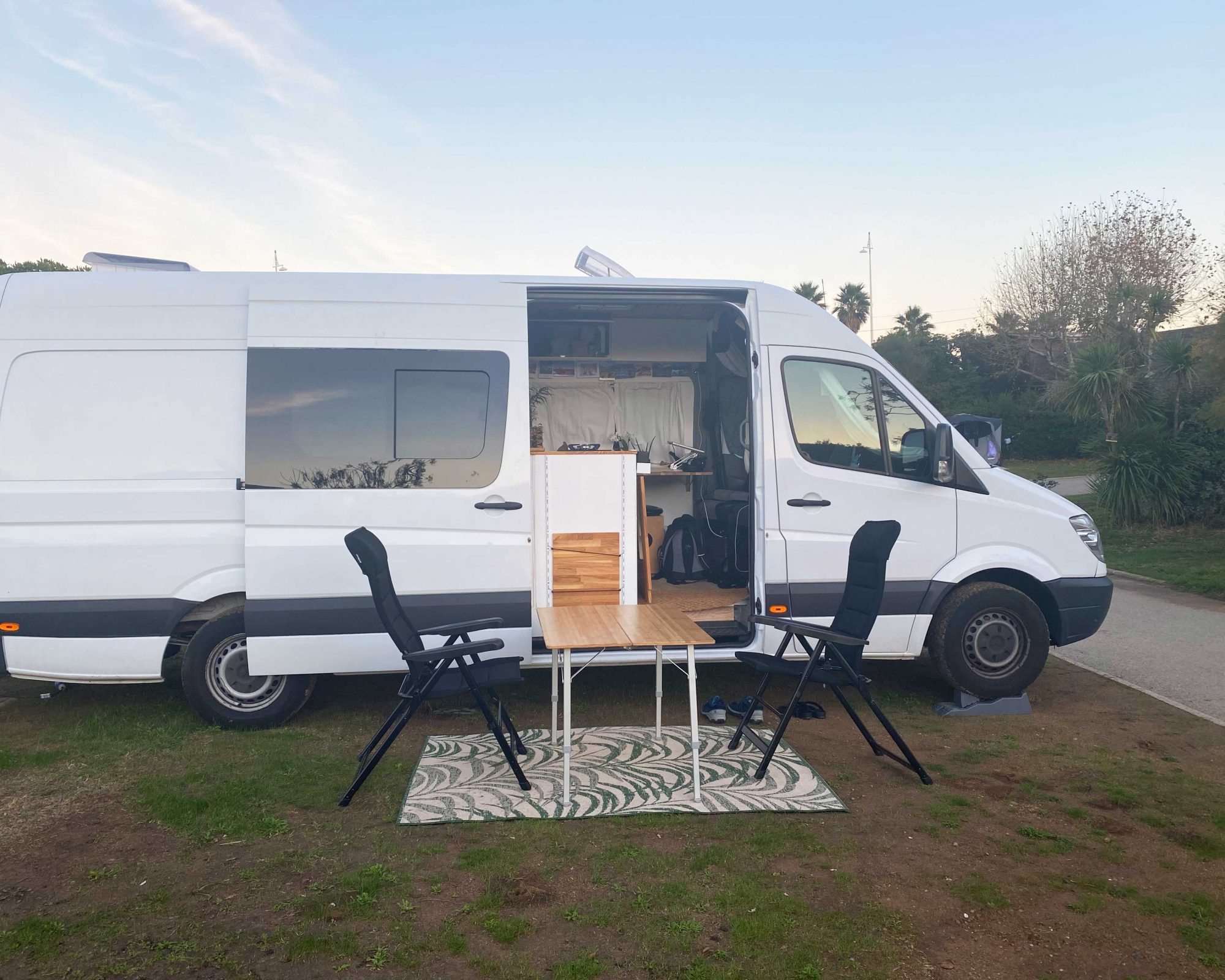 Camper Van auf Campingplatz 5-4